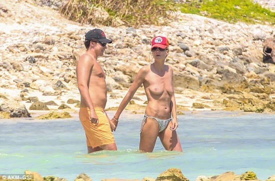 La 40 de ani, apare topless pe plaja!