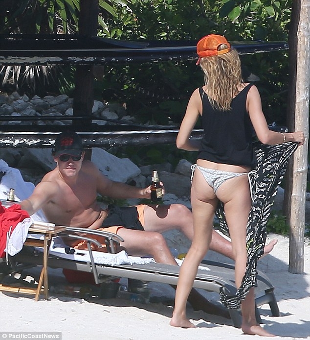 La 40 de ani, apare topless pe plaja!