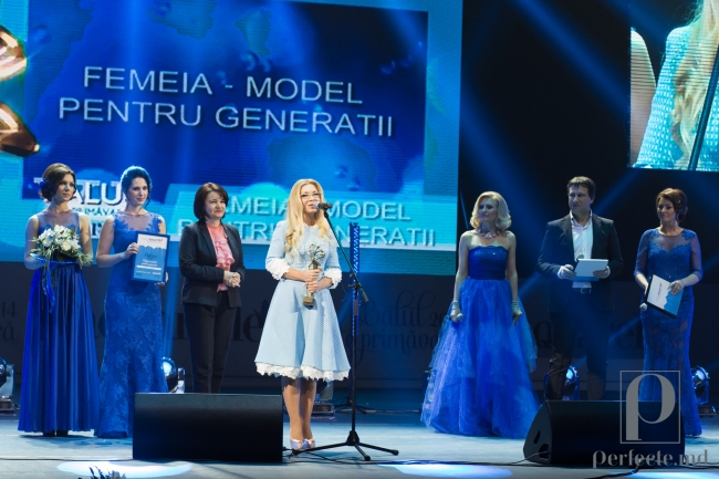 Tanti Ludmila nu-si mai arata picioarele!