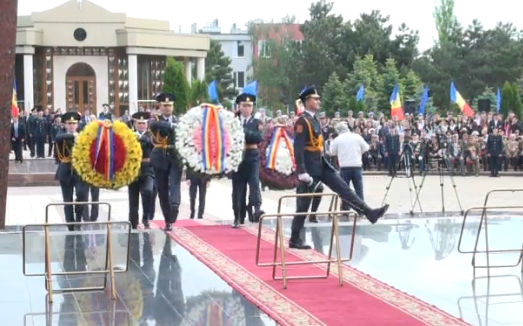 Depuneri de flori la memorialul Eternitate