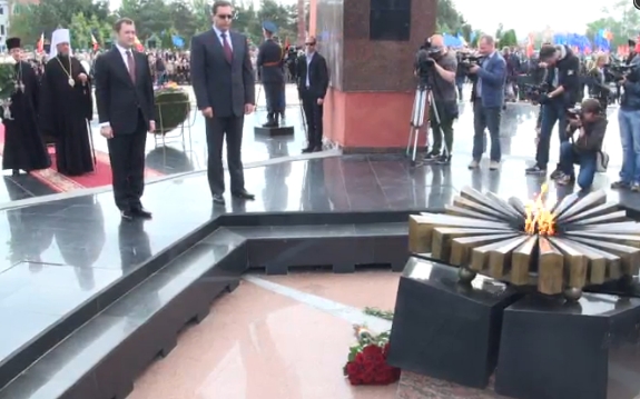 Depuneri de flori la memorialul Eternitate