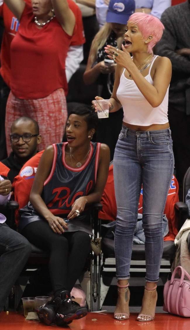 Rihanna, schimbare radicala de look!