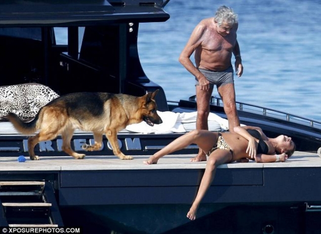 Cum a fost surprins Roberto Cavalli alaturi de iubita