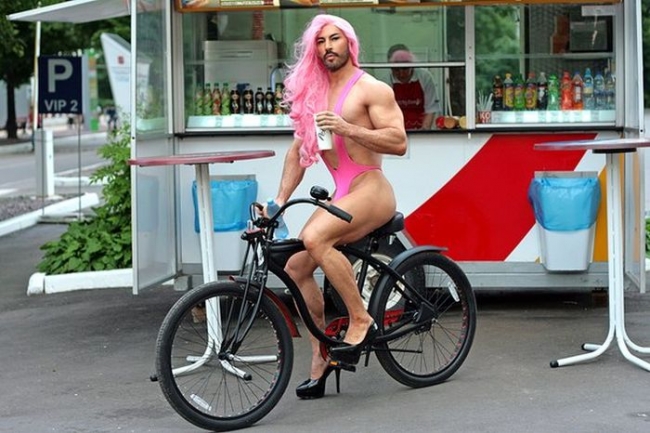 Uite cum arata Conchita Wurst de Rusia