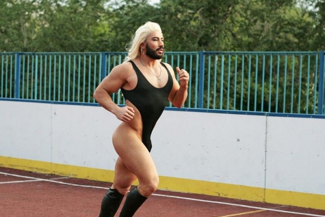 Uite cum arata Conchita Wurst de Rusia