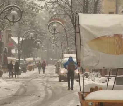 Femeia care tot timpul apare cu o masca pe fata