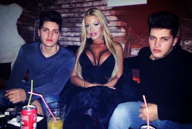 La 24 de ani a ajuns sa arate precum o papusa gonflabila!