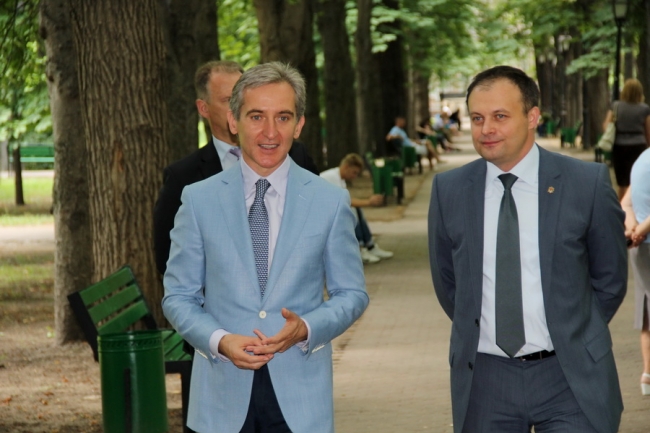 Nu se teme! Iurie Leanca poarta roz!