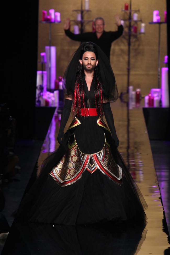 Conchita Wurst, inrochie de mireasa!