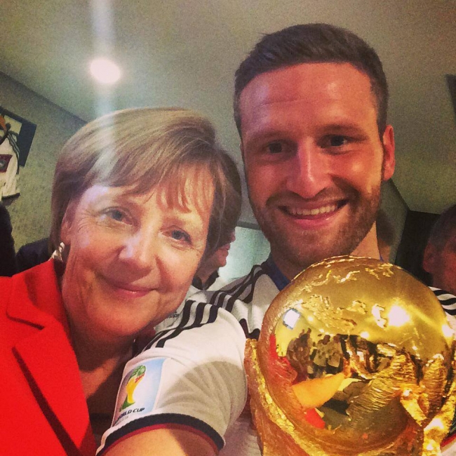Cum a pozat Angela Merkel dupa meci