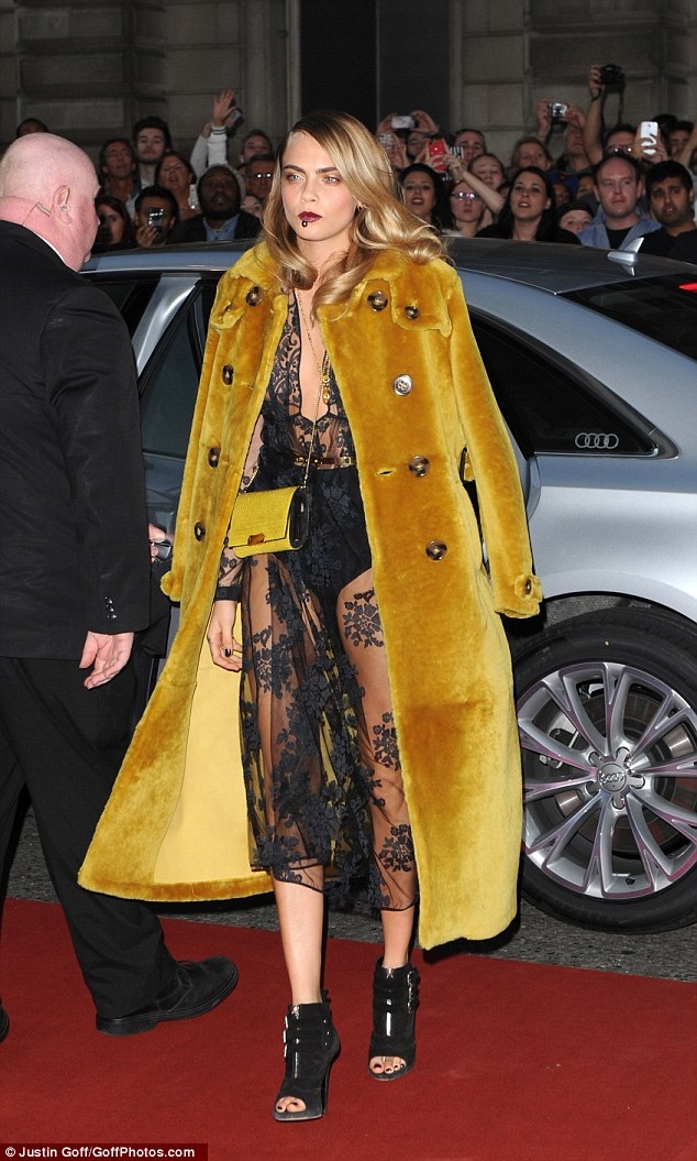 Cara Delevingne, beata pe covorul rosu
