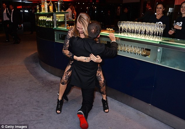 Cara Delevingne, beata pe covorul rosu