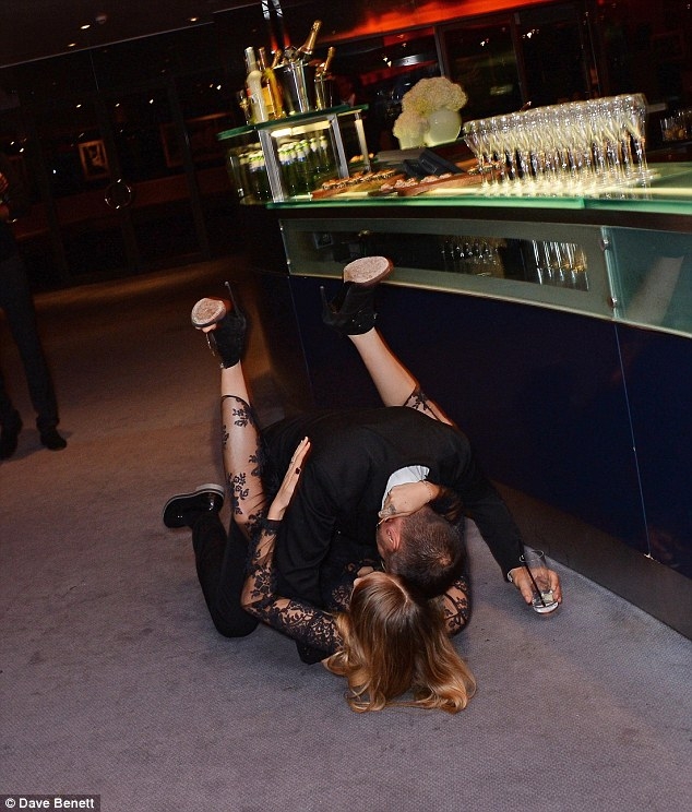 Cara Delevingne, beata pe covorul rosu