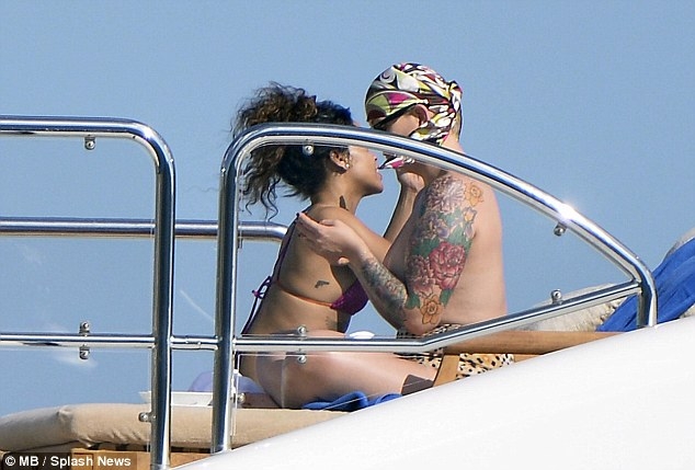 Rihanna, in tandreturi cu o femeie topless!