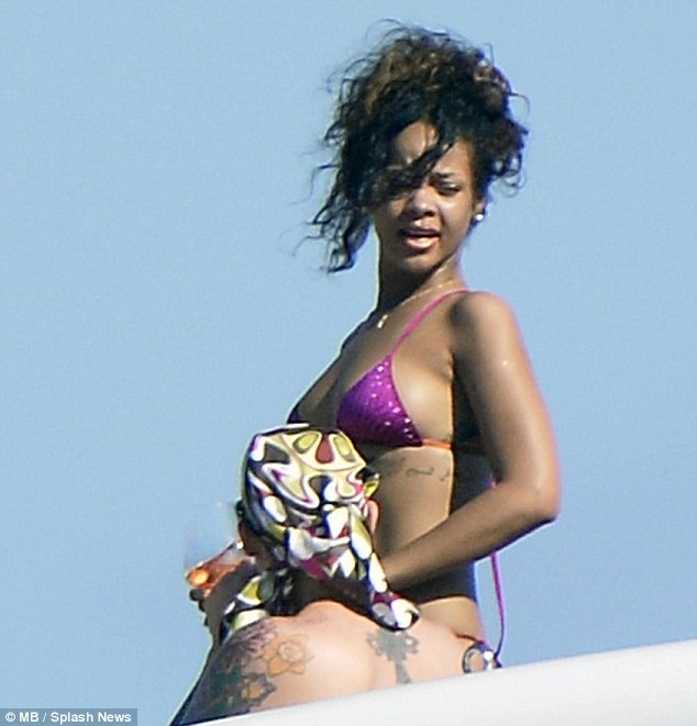 Rihanna, in tandreturi cu o femeie topless!