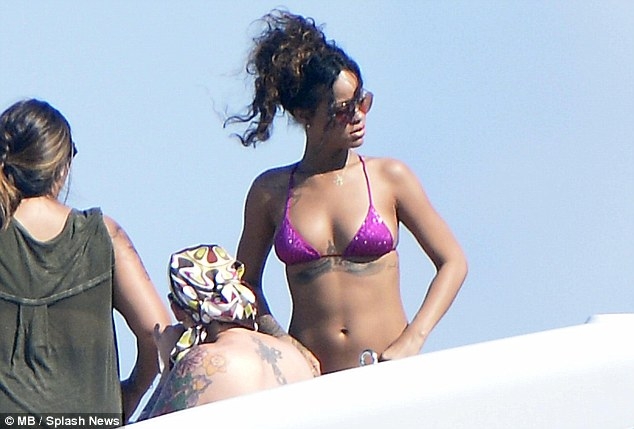 Rihanna, in tandreturi cu o femeie topless!