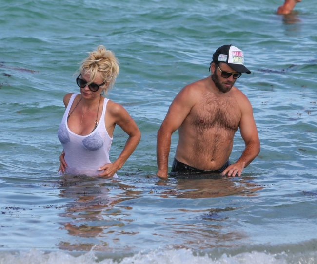 Pamela Anderson, spectacol pe strada!