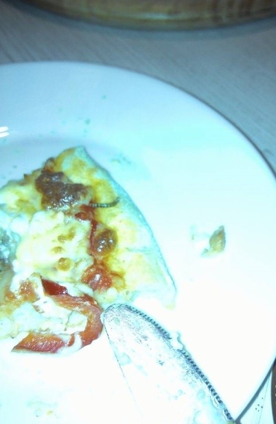 Ce a gasit o tanara in pizza, intr-un local din capitala