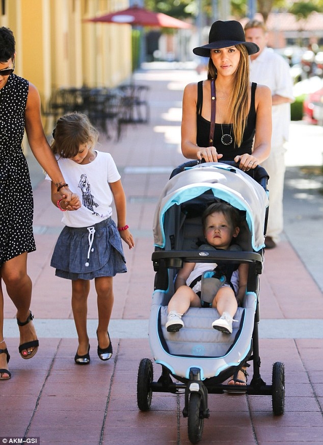Paparazzi au surprins-o pe Jessica Alba la plaja