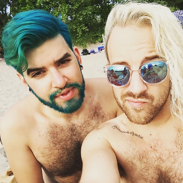 Noua Moda Printre Hipsteri Barbi Vopsite In Albastru Ti Ar Placea