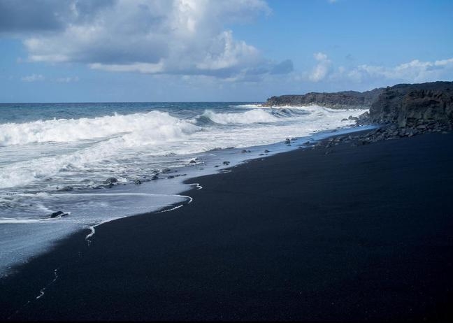 nisip negru, plaje frumoase