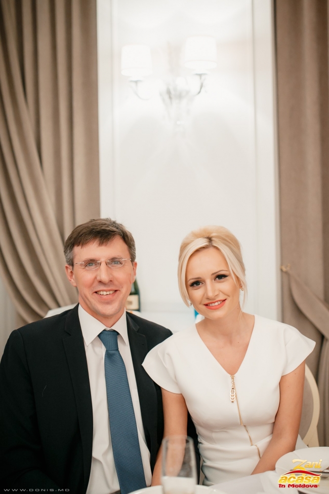 Dorin Chirtoaca si Anisoara Loghin, priviri lungi si saruturi tandre, la petrecerea Acasa in Moldova