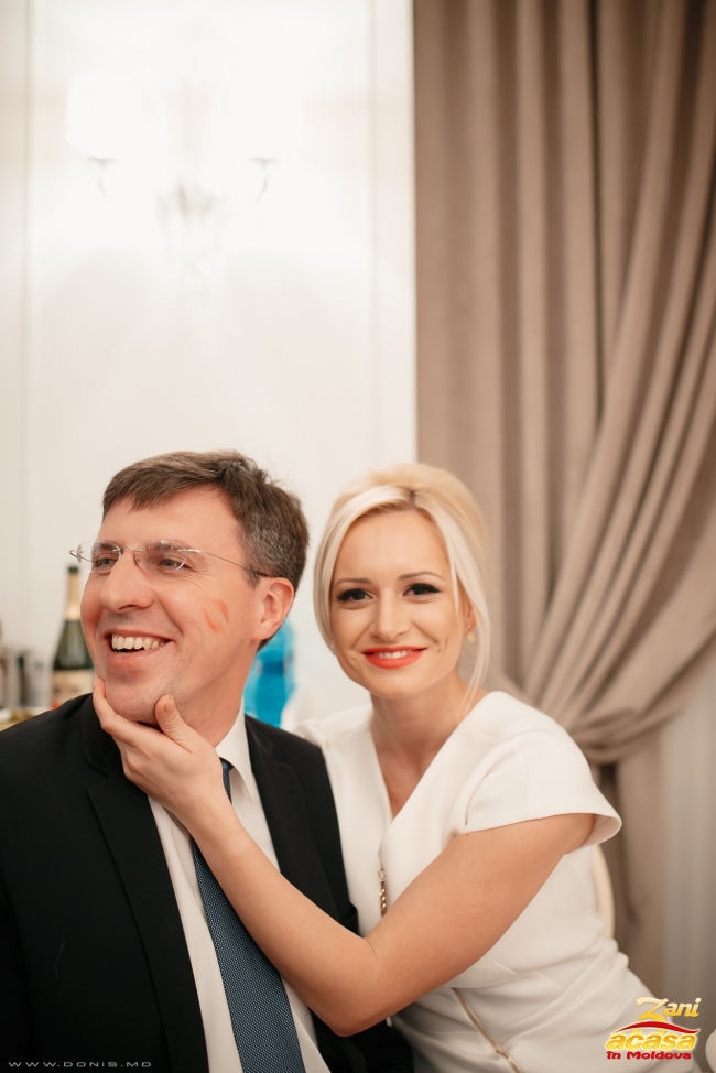 Dorin Chirtoaca si Anisoara Loghin, priviri lungi si saruturi tandre, la petrecerea Acasa in Moldova