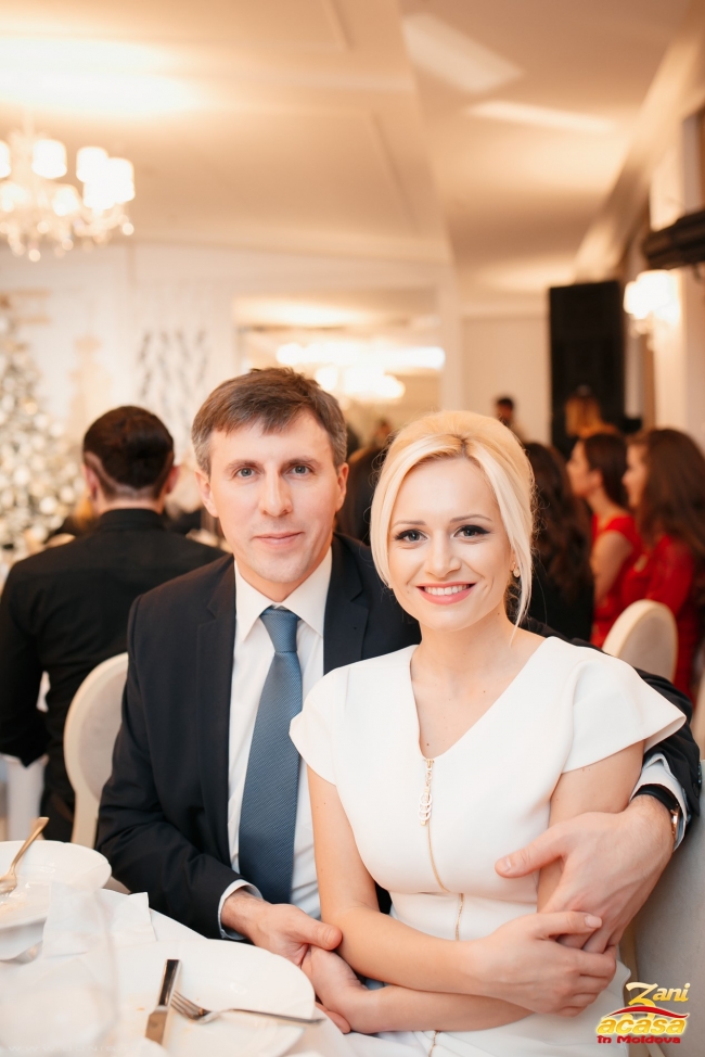 Dorin Chirtoaca si Anisoara Loghin, priviri lungi si saruturi tandre, la petrecerea Acasa in Moldova