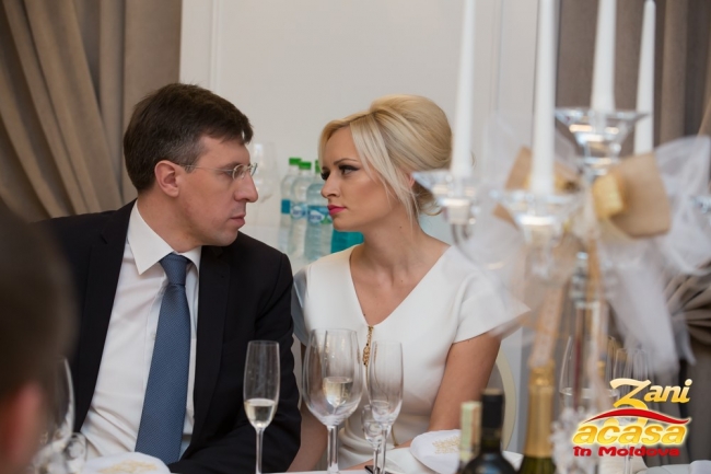 Dorin Chirtoaca si Anisoara Loghin, priviri lungi si saruturi tandre, la petrecerea Acasa in Moldova