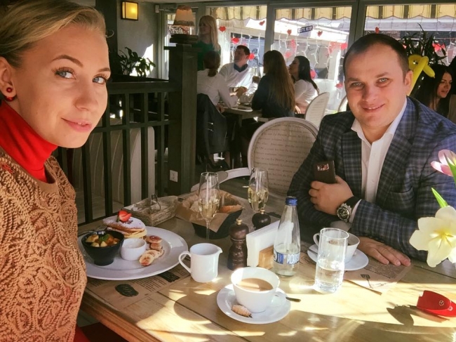 Valerian Minzat isi adora sotia! Uite cum a surprins-o si ce i-a daruit avocatul de Sfantul Valentin