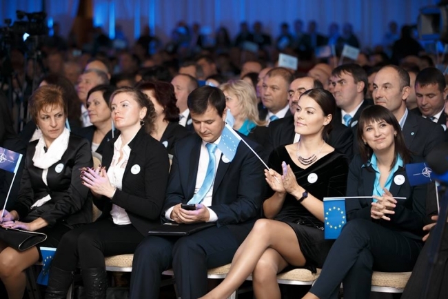 Cum a evoluat stilul vestimentar al Alinei Zotea de-a lungul timpului