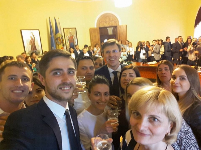Prima poza de la oficiul starii civile. Uite cat de fericit este Dorin Chirtoaca