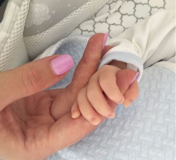 Renumita cantareata Jasmin a marturisit ca ii vine greu cu copilasul