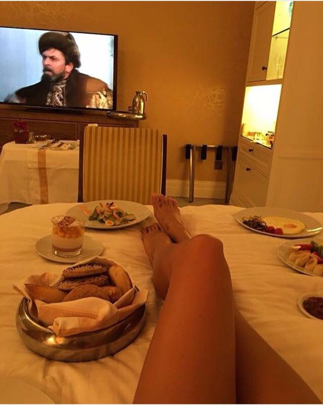 Cum isi petrece luna de miere Xenia Deli