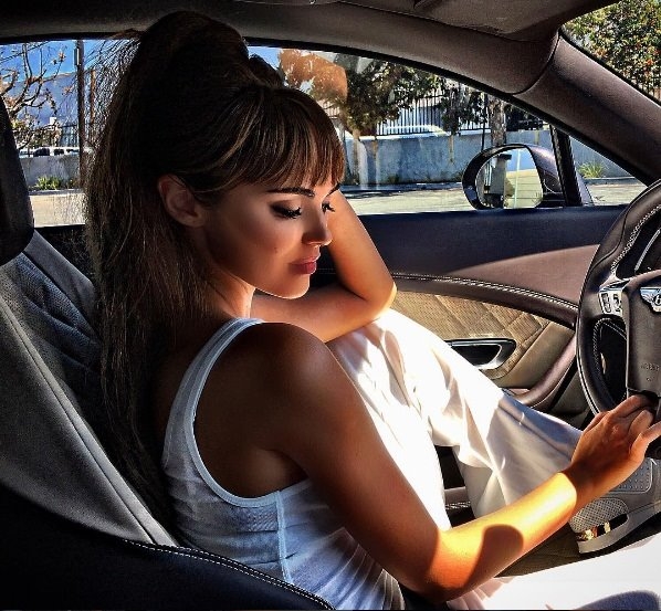 Xenia Deli la volanul unui Bentley de sute de mii de euro