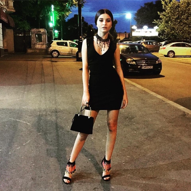 Fiica unei vedete de la noi pozeaza extrem de atrăgător