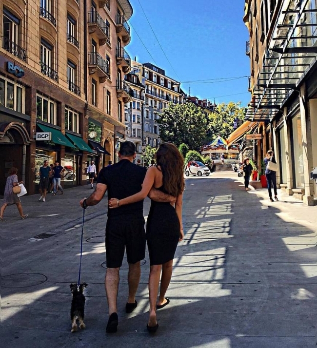 Ce tinuta a purtat Xenia Deli la o iesire in oras