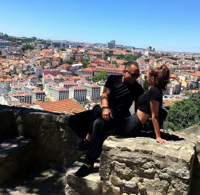 Ce tinuta a purtat Xenia Deli la o iesire in oras