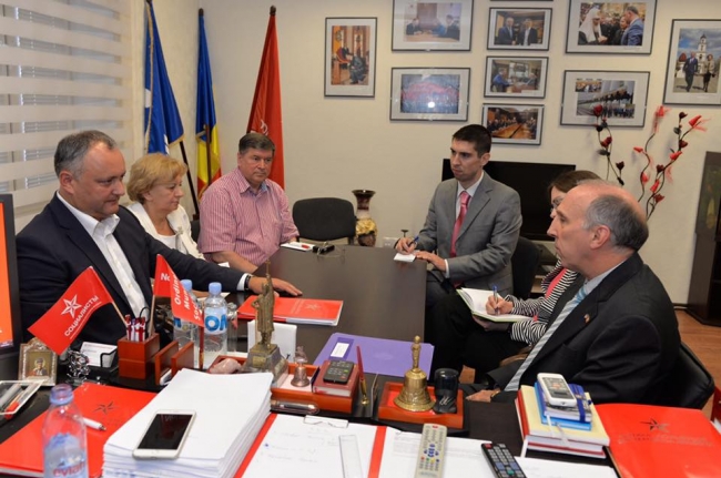 Dodon se lauda cu vizita ambasadorului SUA:"In cadrul discutiei am facut un schimb de opinii privind situatia politica din tara"