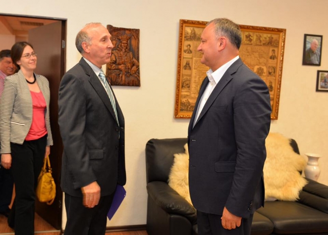 Dodon se lauda cu vizita ambasadorului SUA:"In cadrul discutiei am facut un schimb de opinii privind situatia politica din tara"