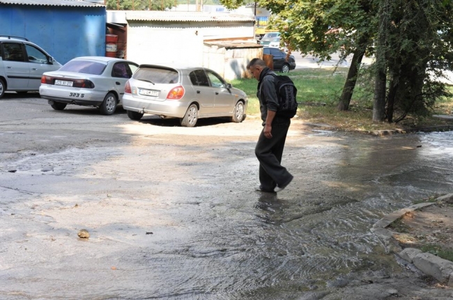 O strada din capitala inundata dupa ce o teava de apa s-a spart