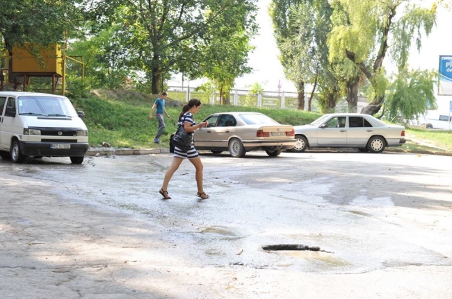 O strada din capitala inundata dupa ce o teava de apa s-a spart