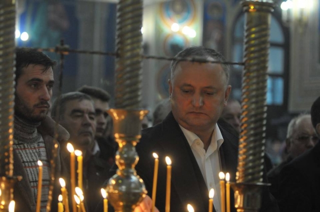 In drum spre alegeri, Igor Dodon a intrat pe la biserica