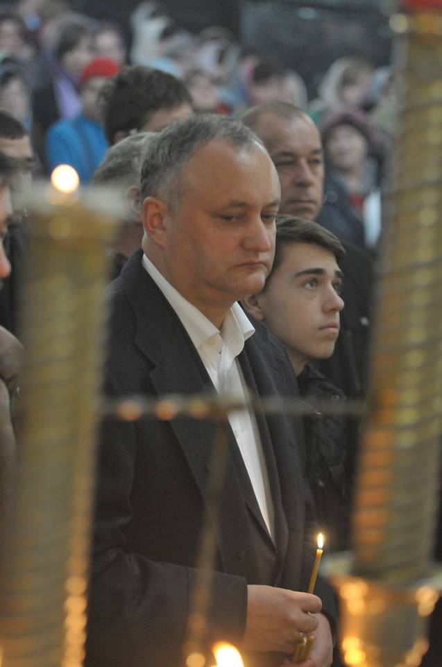 In drum spre alegeri, Igor Dodon a intrat pe la biserica