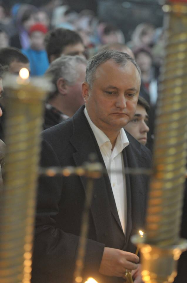 In drum spre alegeri, Igor Dodon a intrat pe la biserica