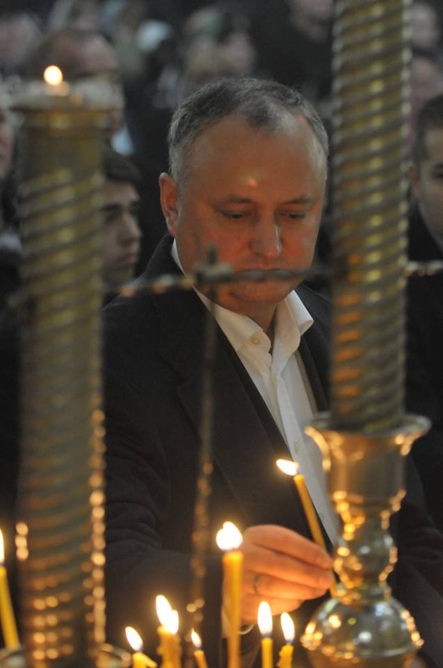 In drum spre alegeri, Igor Dodon a intrat pe la biserica