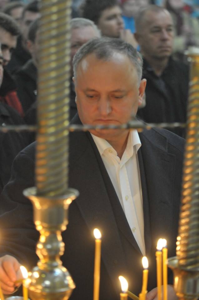 In drum spre alegeri, Igor Dodon a intrat pe la biserica