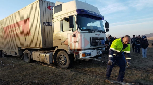 Un TIR plin cu marfa din Republica Moldova, implicat intr-un accident in Romania: S-a rasturnat intr-un parau
