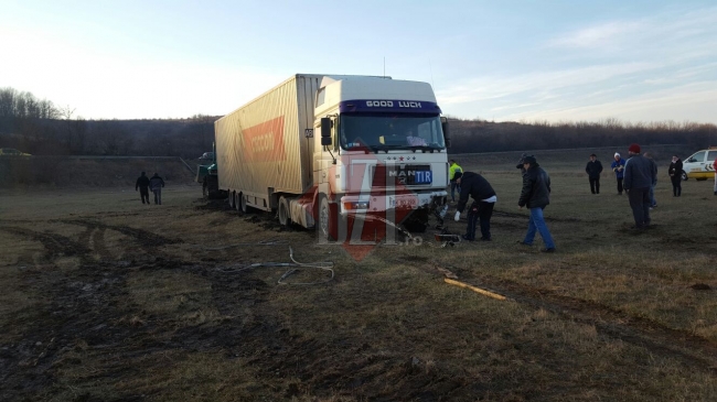 Un TIR plin cu marfa din Republica Moldova, implicat intr-un accident in Romania: S-a rasturnat intr-un parau