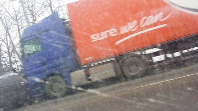 Accident grav in Peresecina. Un Nissan s-a ciocnit violent cu un autocamion: un pasager a decedat pe loc